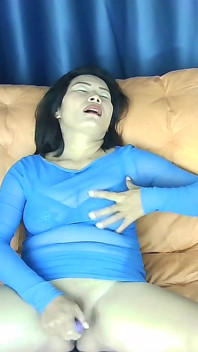 Thaiger joue et jouit dans une robe bleue transparente