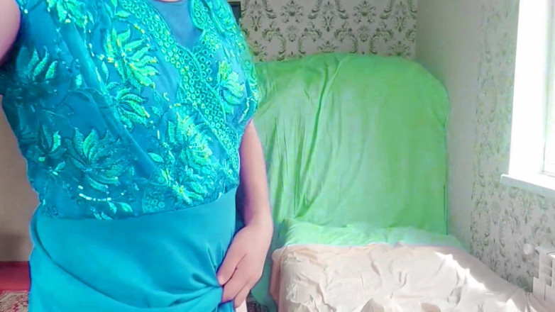 Kitty_Cross: Bantal membonggol shemale manis dengan ketat sambil tersenyum malu