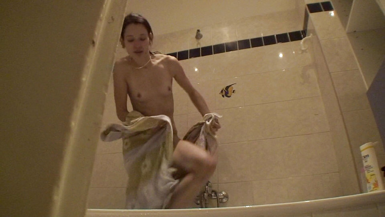 Slutty Teenies: セクシーな幅の十代はシャワーを浴びています