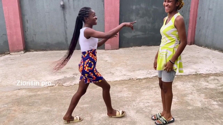 Zion: Meninas africanas jogando jogo local ao ar livre