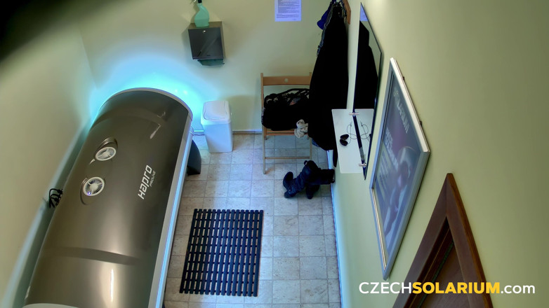 Czech Solarium: Tjeckiska Solarium 11: Brunettens kropp visas igen för mer