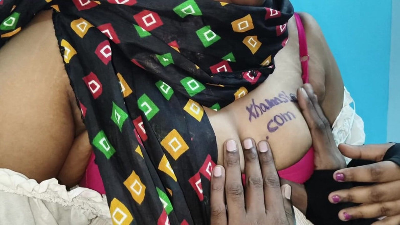 SneakyManner48: 인도 아줌마 문신 고객, 문신을 하는 동안 예기치 않게 그녀와 섹스했습니다.로맨스 Desi Xvideos, 힌디어 및 텔루구어