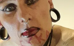 Puta suja mostrando pau bonito e se masturbando