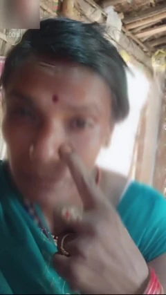 Tia sexy mostrando um grande peito preto