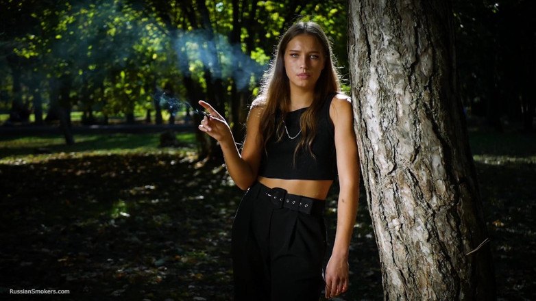 Russian Smokers: セクシーなロシアの美女がタバコを吸う屋内スタジオ