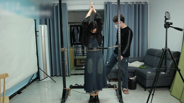 Asian bondage: La mia ragazza è fissata a un supporto di metallo, la...