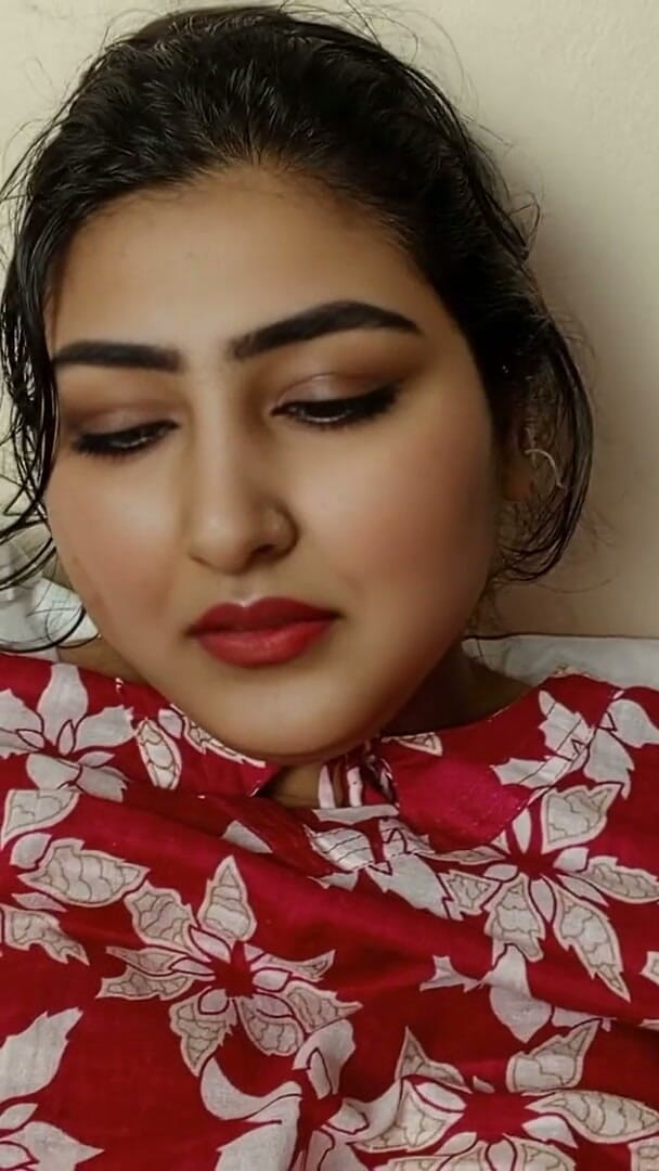 Nadiyabd: Nadiya- Cara cheia bangla falando - peitos grandes apertam a bunda...