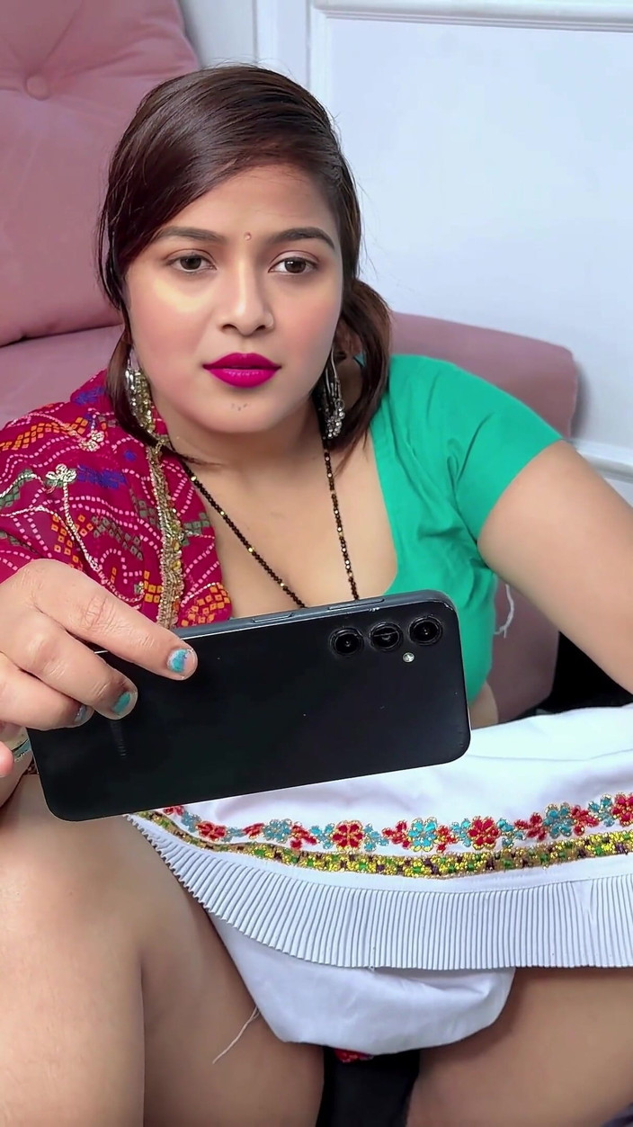 pinki_cute: India del pueblo engañó a su marido Ella follada por...