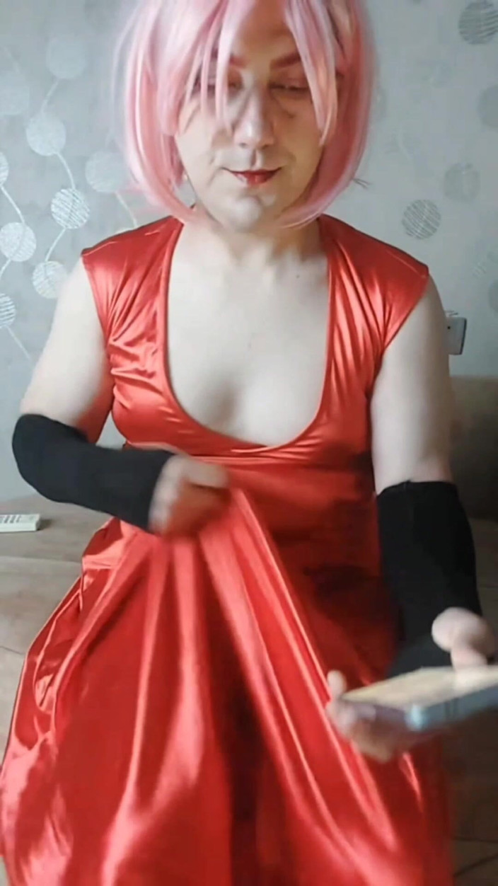 Kitty_Cross: Une jolie femboy blanche habillée longuement rouge