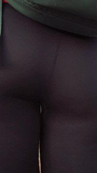 穿着黑色紧身衣的熟女散步并挑逗她的漂亮屁股