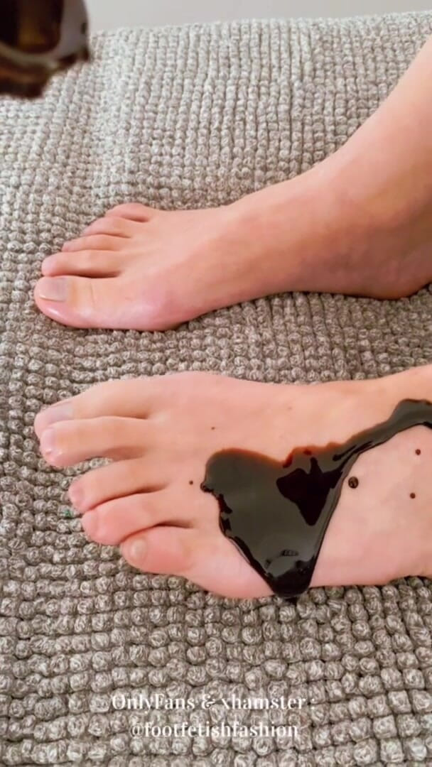 FootFetishFashion: Massaggio ai piedi con cioccolato, parte 1/2