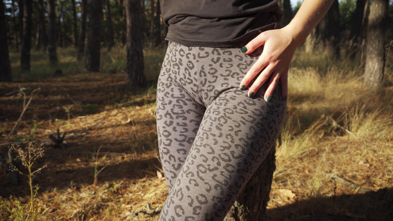 Teasecombo 4K: Menina brinca com seu capô de fusca em leggings de...