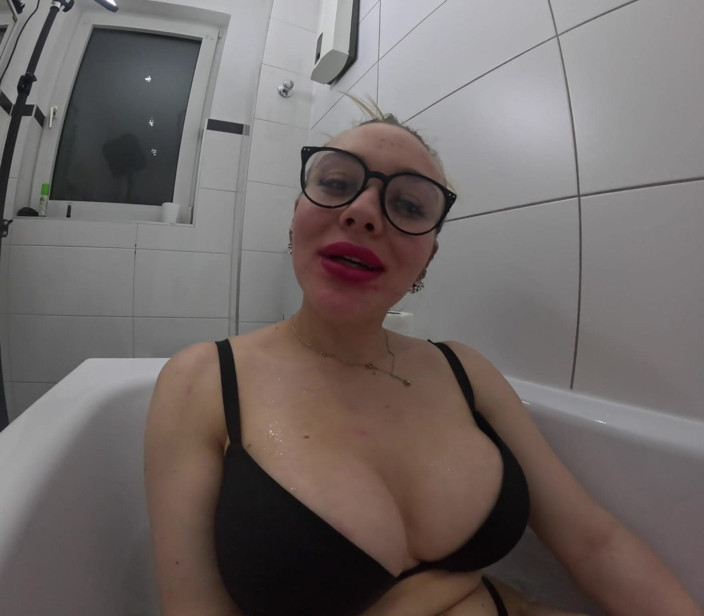Queen_of_BDSM: La dea dei piedi dà istruzioni nella vasca da bagno!