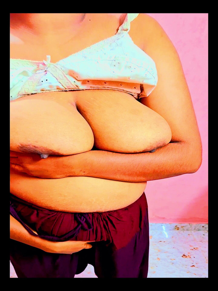 Nazmabd: 25-летняя с большими сиськами показывает и большая задница