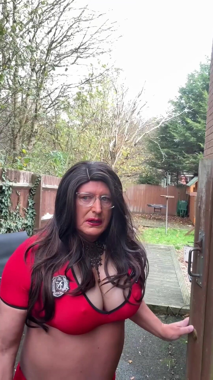 Kelly CD 2022: 性感的 Crossdresser Kellycd2022 DIY Kelly Style 穿着渔网丝袜和高跟鞋