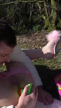 Traite anale avec un lapin de Pâques