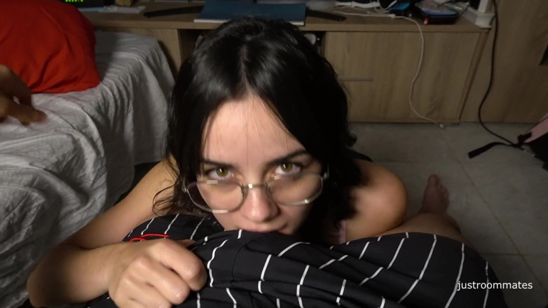Sarahroomie: Üvey kız kardeşim tokat atmayı seviyor