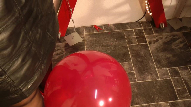 Anna Devot: Annadevot - bright red balloon