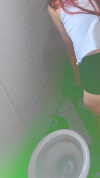 エッチな女の子がディスコのバスルームでコンドームなしで見知らぬ男とファック!