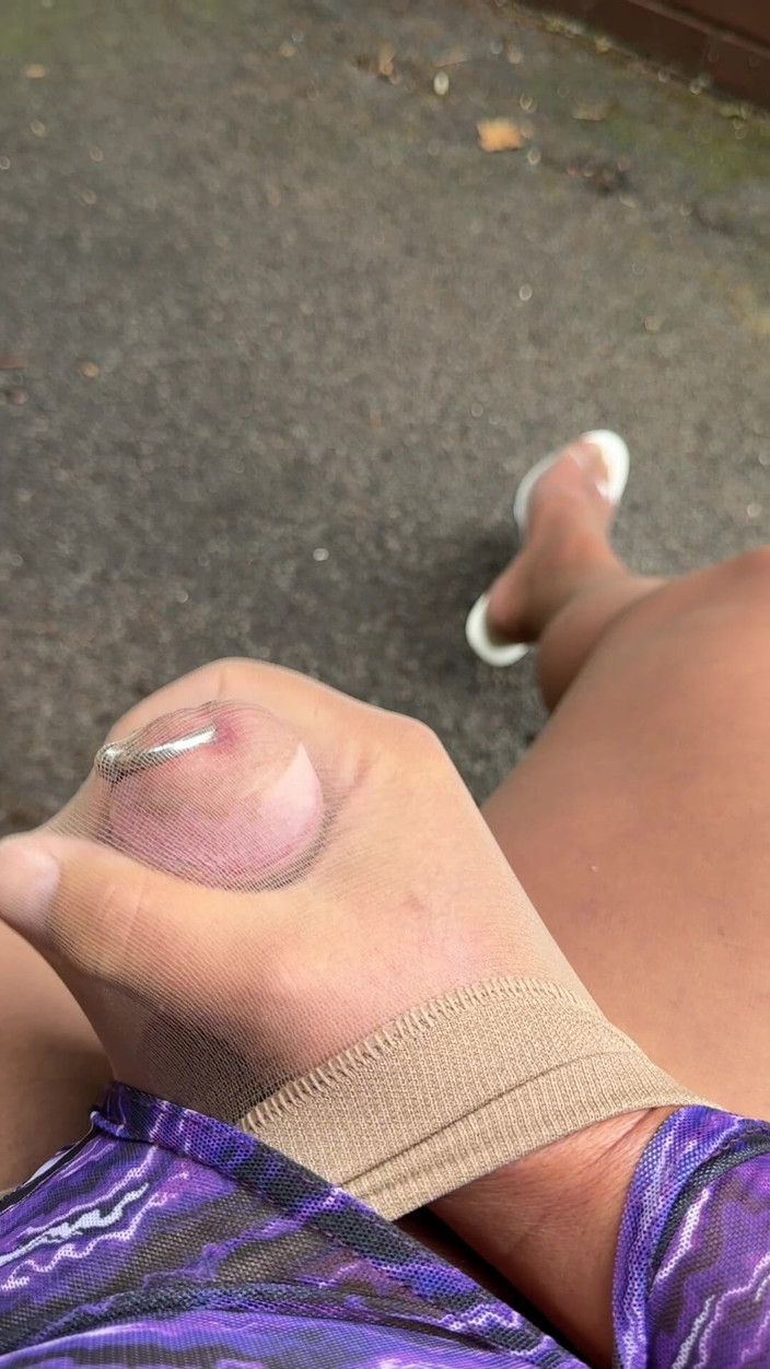 Kellycd2022: Sexy Crossdresser Kellycd2022 ve fialové kombinéze v punčochách a na...