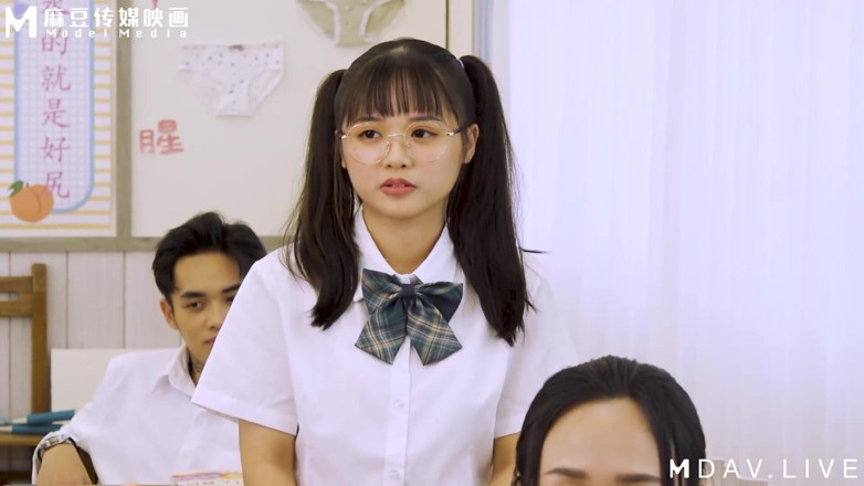 ModelMedia Asia: MDHS-0002 SMA Madou/Guru dan Siswa 3P! Hadiah Hari Guru yang konyol