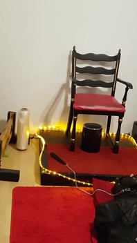Curvilínea morena dominatrix comanda escravo amarrado em masmorra de fetiche
