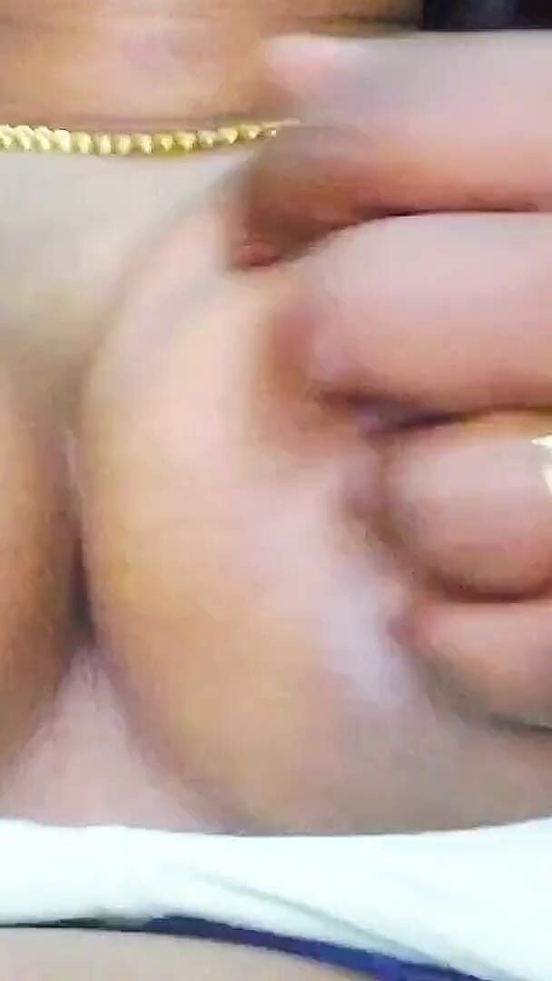 Desi Mohini: 彼氏ミルクの胸を持つ欲求不満なインド人女性のセックス