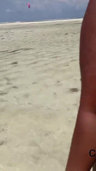 Berkelip twerking di pantai di Afrika