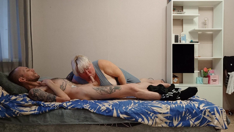 Zona901: 继母喜欢我在她嘴里射精