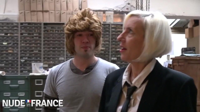 Nude in France: 年长的金发荡妇在女人的假发上乱搞年轻人