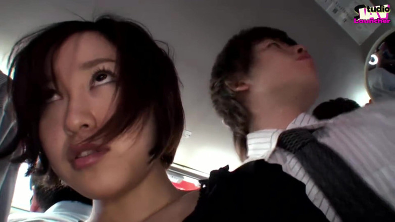 Studio JAV Launcher: 버스의 긴장감, 남편 옆에서 위험한 순간이 벌어지는 젊은 마누라 - 1씬 1