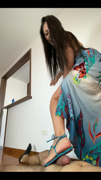 Cock Crush 7 - Gudinna Kiffa i Sexig Blå Schutz Sandals 7