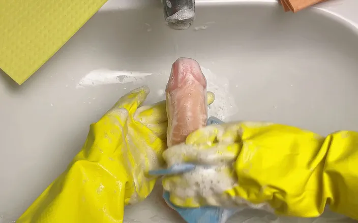 Cherryonthecake231: Hot housewife washes dildo after her pussy