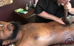 Jimmy si cowok kulit hitam besar dipijat dengan sensual
