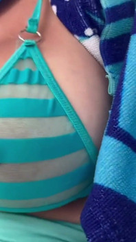 Artemisia liebt sexy wandern im freien und trägt einen durchsichtigen bikini, fetisch mit großen nippeln