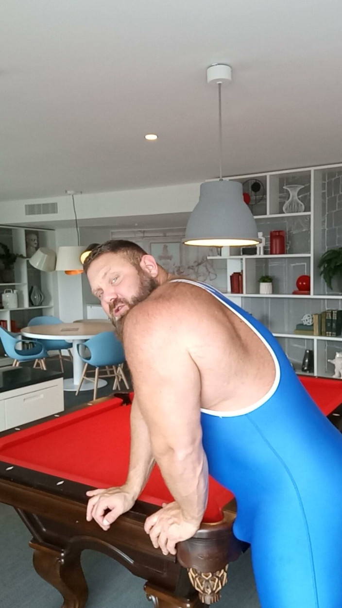 JackStacked: Jack Stacked - tati musculoas dominant lupte singlet strip și vorbe murdare