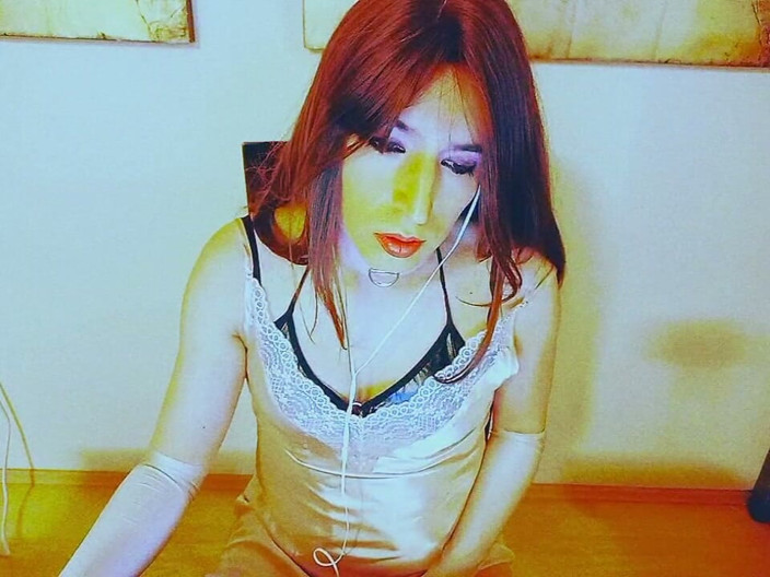 Tammy sissy slave: Gorący crossdresser: Ubrany w brokat, oglądający porno i dotykający mnie
