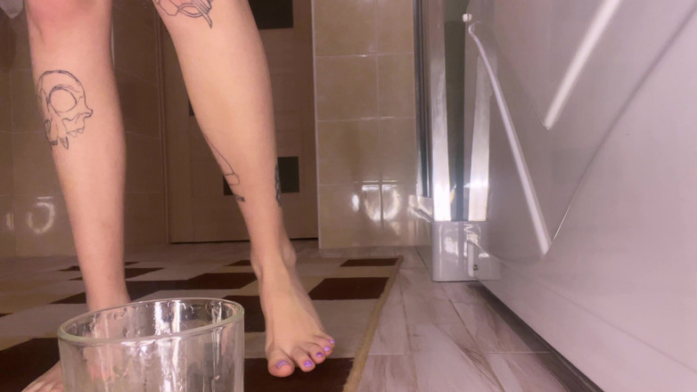 Eva Deva: Eva Divas hace pis en un vidrio