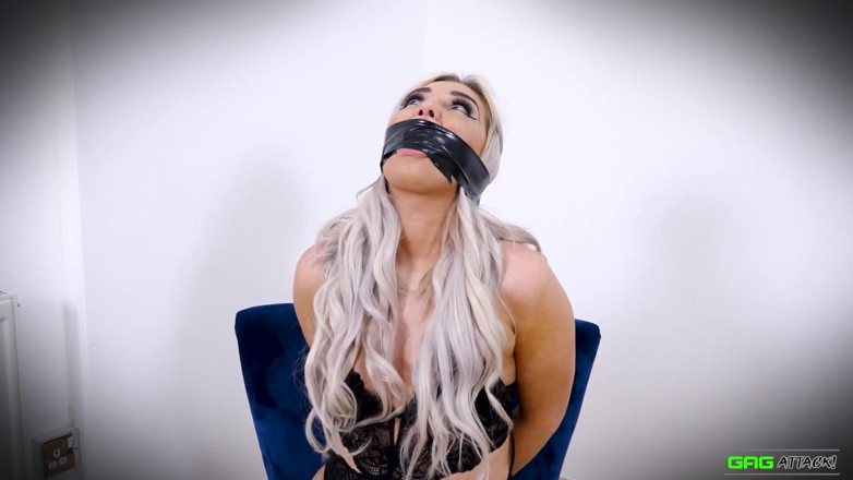 Gag Attack: Roxee - стрічка з ПВХ з кляпом у роті