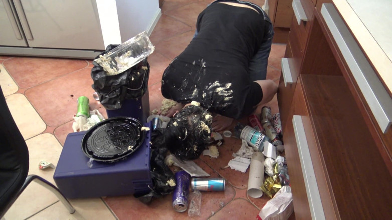 Femdom Austria: Garbageboy-video! Schlampenmädchen, kondom und müll-tyrannin!