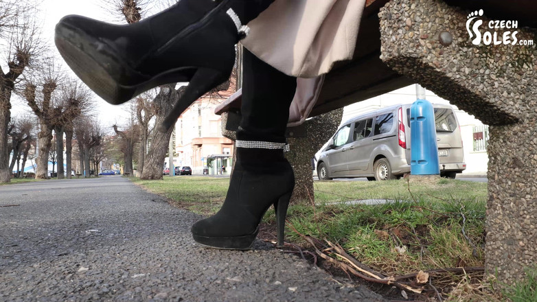 Czech Soles - foot fetish content: Публичные высокие каблуки прохаживается, носят колготки и играют ступнями