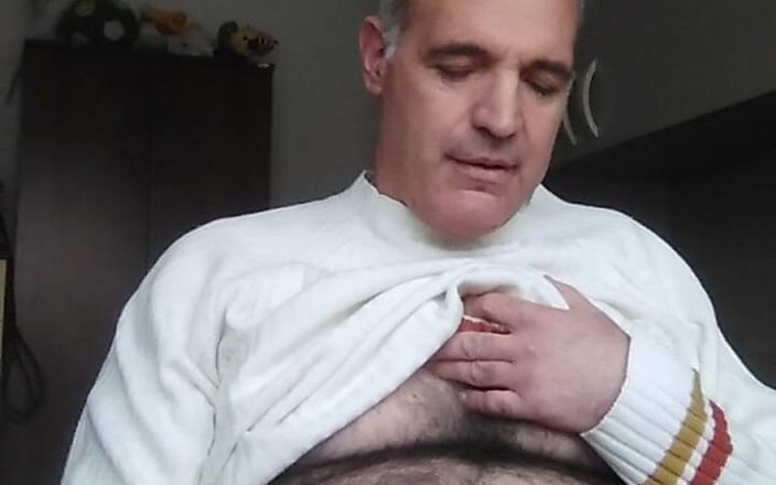Setesesso7: 冒涜的な継父は、継息子のルカに自分のチンポの自慰行為を教えます。