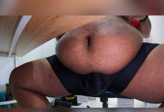 Blkhole420: Pod stolem si hraje s masérem a uvolnění