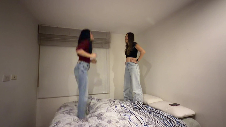 scarlettandc: Chúng tôi vui vẻ chơi trên giường để nhảy