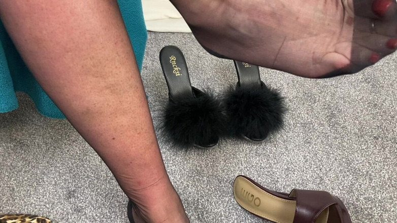 Mr MF: I piedi della signora matura indossano i suoi punti di...