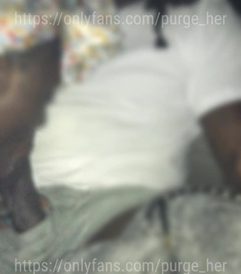 Purge_her: Big Lips trénink hlavy na zadním sedadle auta