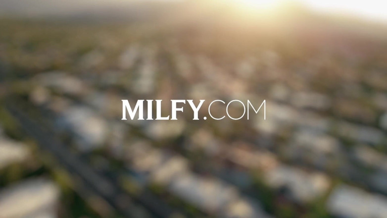 Milfy: Milfy Sexy Hustler Venus Mengajar Lelaki Muda Di Seks Oral