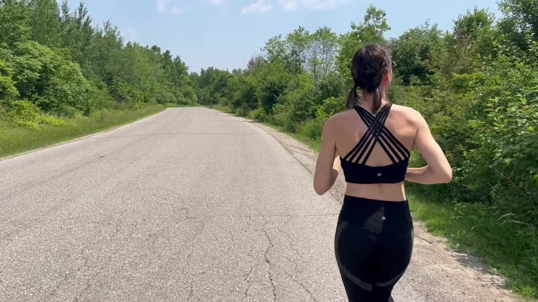 Serenity Cox: Esposa recebe dupla gozada interna na floresta pública de dois...
