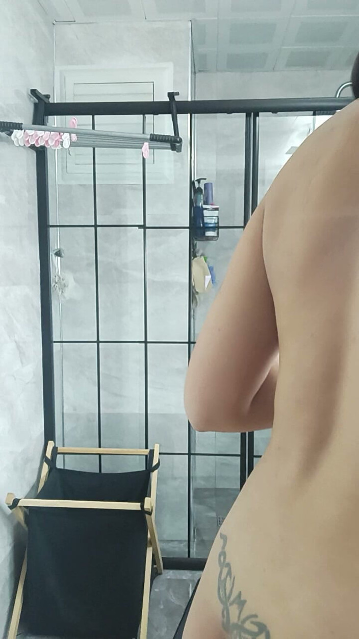 Esmer Tarcin: Ich Laufe Nackt Im Badezimmer