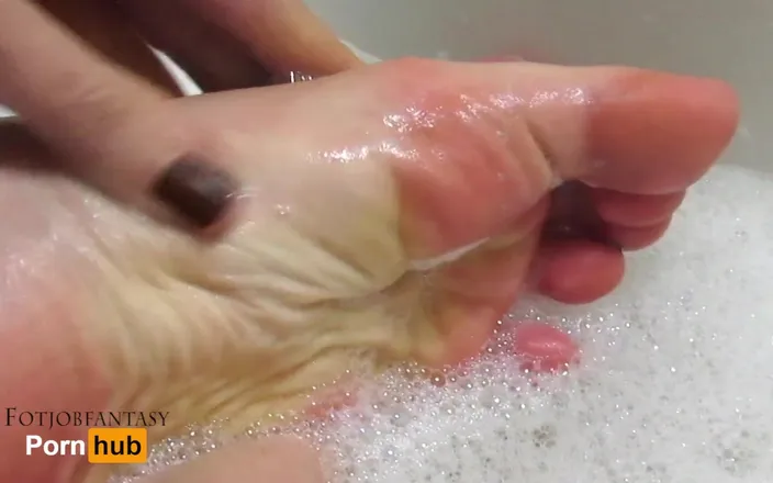 The Bitch Mistress: Soft Legs and Lustful Toes Playing in the Water